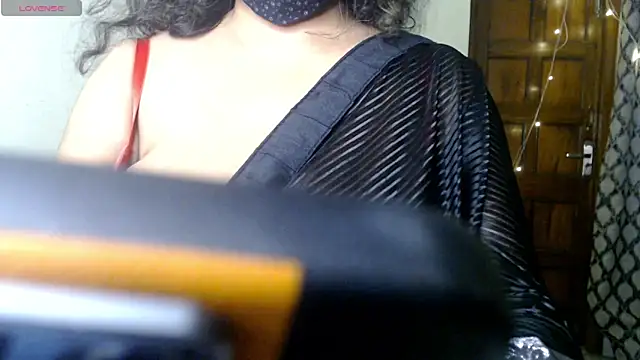 hot menka online show from October 11, 2025, 4:52 pm