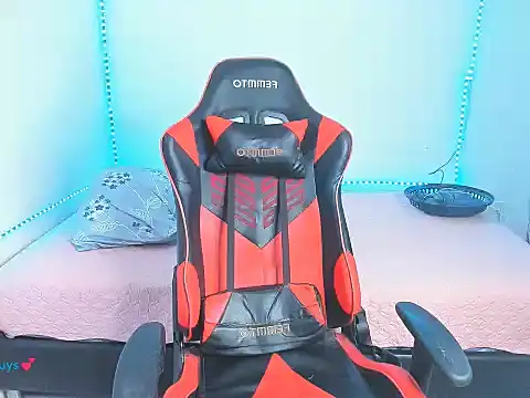 oliver thompsson7 online show from May 23, 2026, 11:48 pm