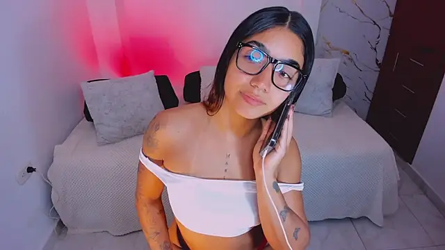 martina roldam online show from April 15, 2026, 2:06 am