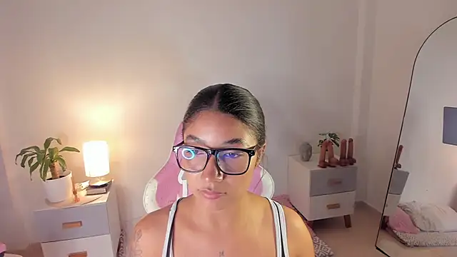 martina roldam online show from October 6, 2025, 4:02 am