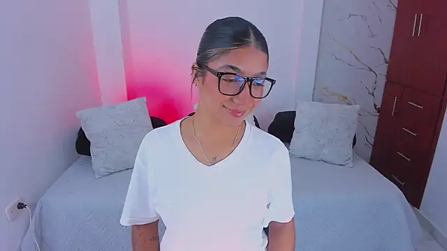 martina roldam online show from April 1, 2026, 12:46 am