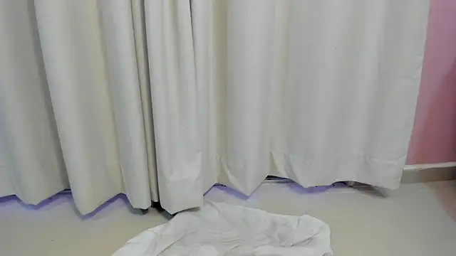 Daphne Fox  online show from February 2, 2025, 11:51 am