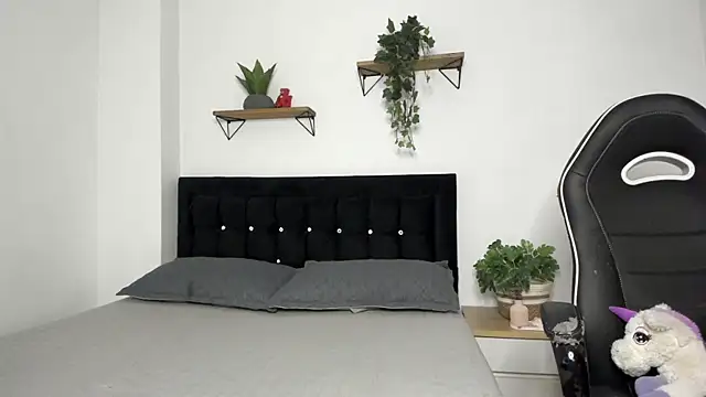 naughty 1girl online show from November 14, 2025, 3:48 pm