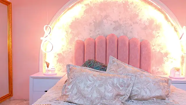 MiaLaurents online show from April 12, 2026, 5:11 am