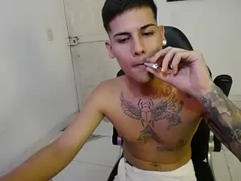 Snapshot of Clyde019 chatting on January 20, 2025, 12:57 am Clyde019 online show from January 20, 2025, 12:57 am