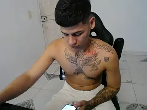 Snapshot of Clyde019 chatting on January 18, 2025, 9:02 pm Clyde019 online show from January 18, 2025, 9:02 pm