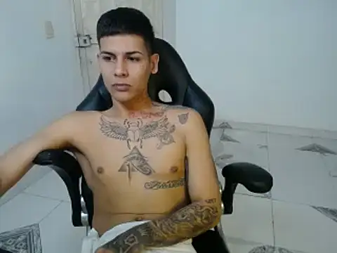 Snapshot of Clyde019 chatting on February 12, 2025, 10:48 pm Clyde019 online show from February 12, 2025, 10:48 pm