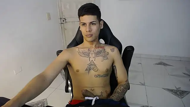 Snapshot of Clyde019 chatting on February 20, 2025, 4:58 pm Clyde019 online show from February 20, 2025, 4:58 pm