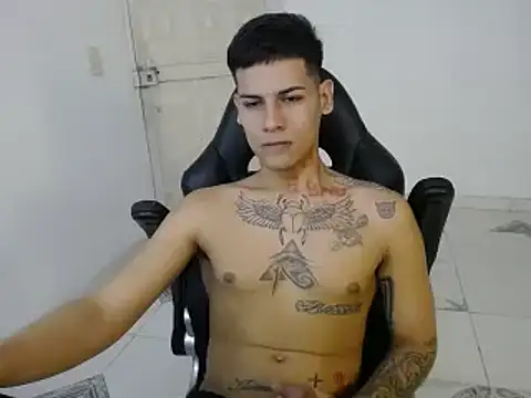 Snapshot of Clyde019 chatting on January 21, 2025, 4:05 pm Clyde019 online show from January 21, 2025, 4:05 pm