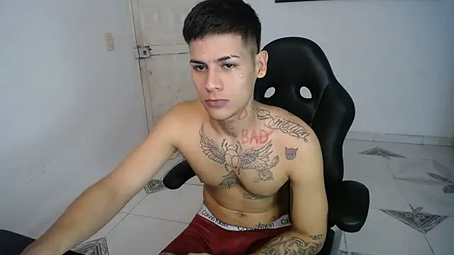 Snapshot of Clyde019 chatting on February 26, 2025, 7:53 pm Clyde019 online show from February 26, 2025, 7:53 pm