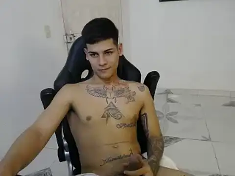 Snapshot of Clyde019 chatting on January 28, 2025, 9:40 pm Clyde019 online show from January 28, 2025, 9:40 pm