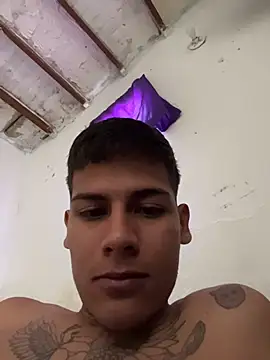 Snapshot of Clyde019 chatting on November 4, 2025, 7:06 pm Clyde019 online show from November 4, 2025, 7:06 pm