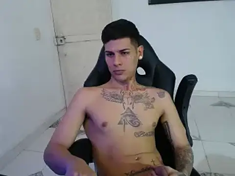 Snapshot of Clyde019 chatting on January 24, 2025, 4:17 pm Clyde019 online show from January 24, 2025, 4:17 pm