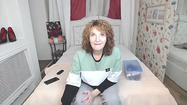 SilviaHart online show from October 1, 2025, 12:42 pm