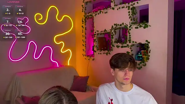 RobertAndLinela online show from February 5, 2025, 6:48 pm