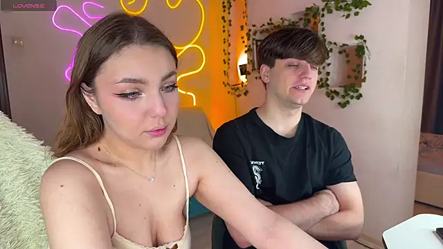 RobertAndLinela online show from September 22, 2025, 3:12 am