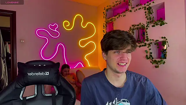 RobertAndLinela online show from February 28, 2025, 10:09 am