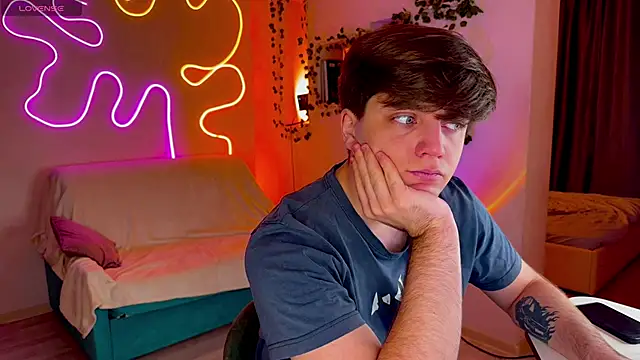 RobertAndLinela online show from September 14, 2025, 3:34 pm