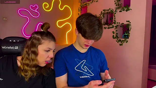 RobertAndLinela online show from February 23, 2025, 6:34 pm