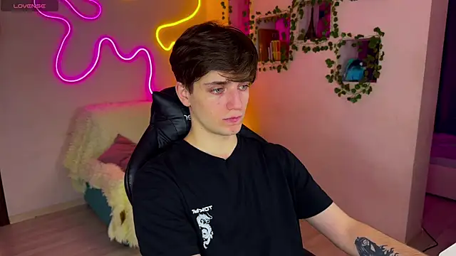 RobertAndLinela online show from February 14, 2025, 7:12 pm