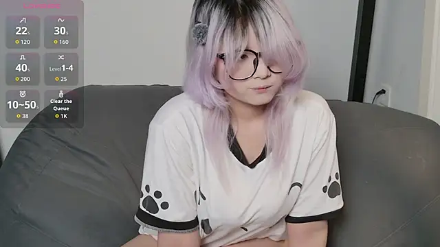 Yu UwU  online show from April 18, 2026, 1:35 pm