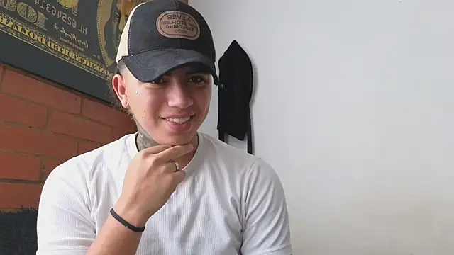 Snapshot of Thiago_x_Sahara chatting on February 10, 2025, 12:50 pm Thiago x Sahara online show from February 10, 2025, 12:50 pm