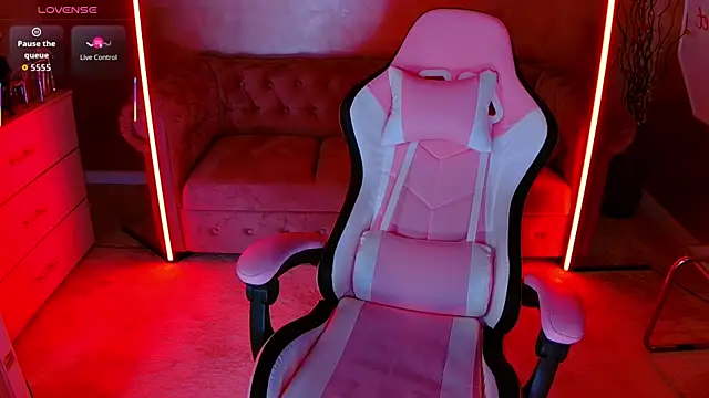 Snapshot of evanew_ chatting on December 16, 2025, 4:44 pm evanew online show from December 16, 2025, 4:44 pm