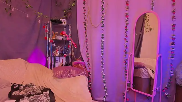 AliceOfWonders online show from March 7, 2025, 6:13 am