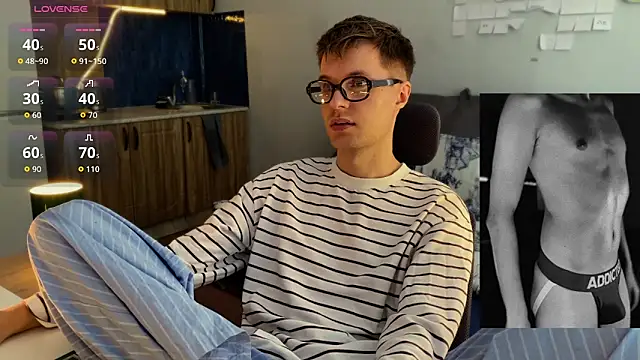 Snapshot of Leonnextdoor chatting on February 26, 2026, 4:01 am Leonnextdoor online show from February 26, 2026, 4:01 am