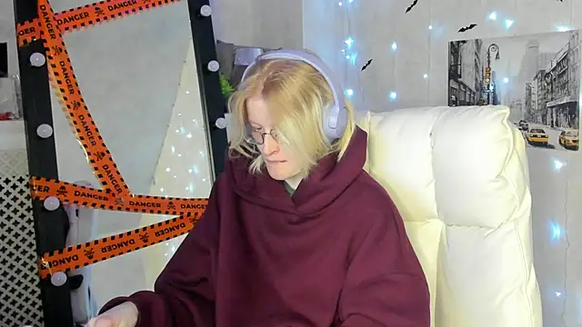 ElizabethHarpper online show from November 11, 2025, 1:33 am