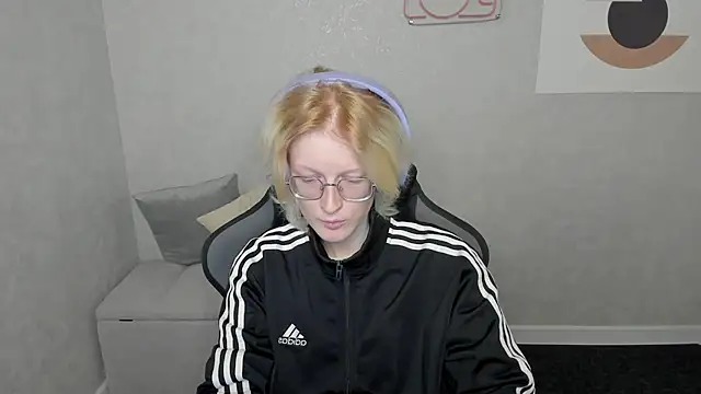 ElizabethHarpper online show from September 11, 2025, 1:05 am