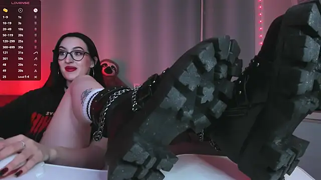 Snapshot of Miss_Alice__ chatting on January 13, 2025, 5:23 am Miss Alice online show from January 13, 2025, 5:23 am
