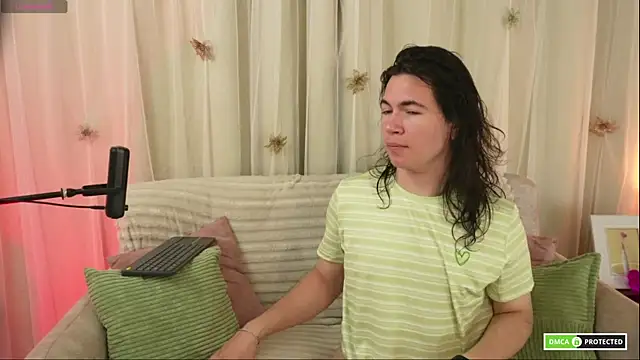 cute erelis  online show from January 13, 2026, 12:15 am