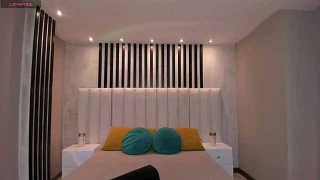 NiaSalvatore online show from March 14, 2025, 1:37 am