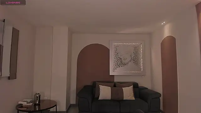 NiaSalvatore online show from January 13, 2026, 6:34 pm