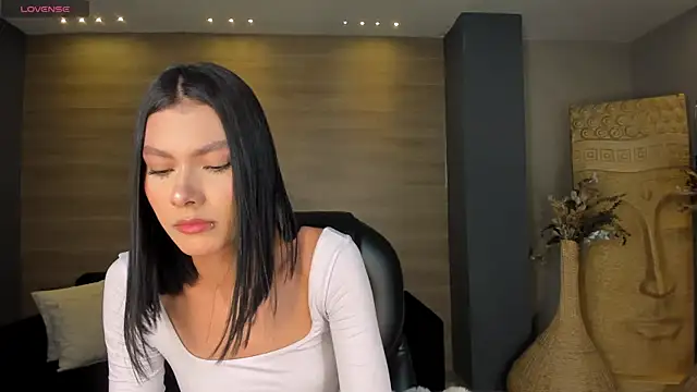 NiaSalvatore online show from September 18, 2025, 11:24 am