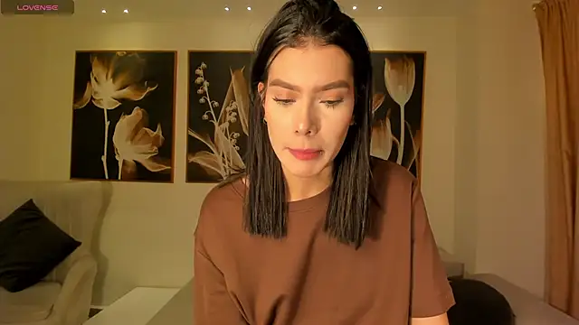 NiaSalvatore online show from April 19, 2026, 5:25 pm