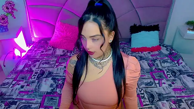 Carolaine01 online show from September 9, 2025, 9:46 pm