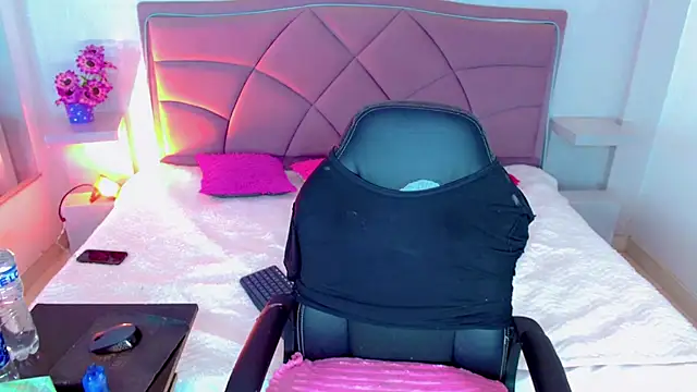 Carolaine01 online show from October 13, 2025, 5:47 pm