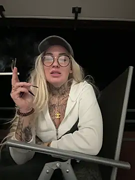 Mia-Fuchs online show from February 26, 2025, 6:48 pm