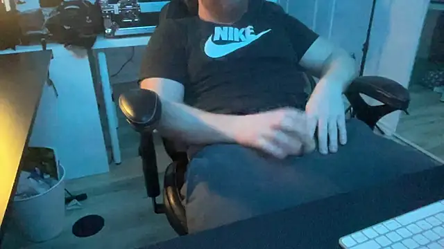 Snapshot of ozmit chatting on January 2, 2025, 10:11 pm ozmit online show from January 2, 2025, 10:11 pm