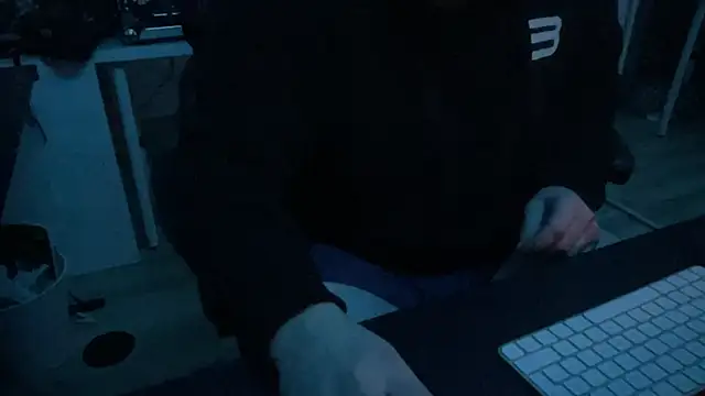 Snapshot of ozmit chatting on January 4, 2025, 6:09 am ozmit online show from January 4, 2025, 6:09 am