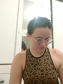 Snapshot of camillebr chatting on December 16, 2025, 12:04 am camillebr online show from December 16, 2025, 12:04 am