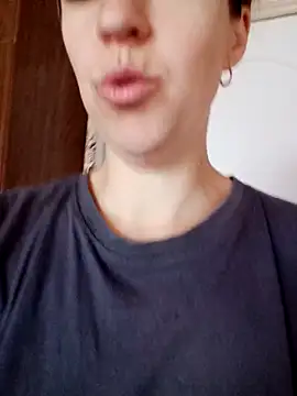 Snapshot of Calibers2932 chatting on October 19, 2025, 8:17 am Calibers2932 online show from October 19, 2025, 8:17 am