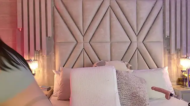 MilaRux online show from December 4, 2025, 7:13 pm