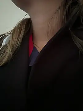 LuizaDiaz online show from November 6, 2025, 6:01 pm