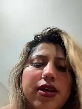 Snapshot of Adrianisx chatting on February 19, 2026, 6:43 am Adrianisx online show from February 19, 2026, 6:43 am