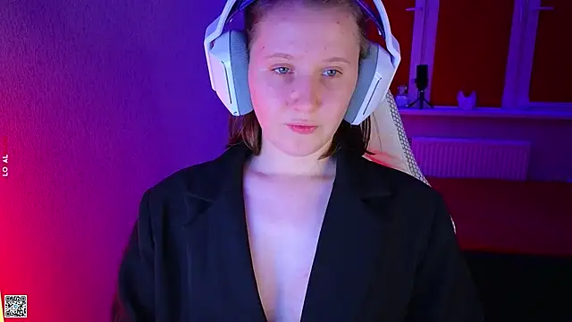 mon lola online show from October 27, 2025, 5:14 pm