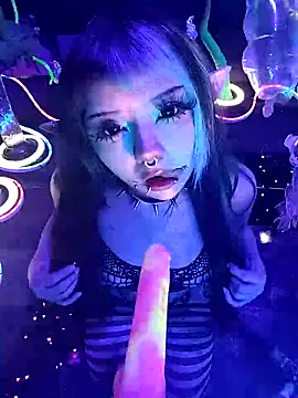 Snapshot of LaytonBox chatting on February 17, 2026, 6:38 pm LaytonBox online show from February 17, 2026, 6:38 pm