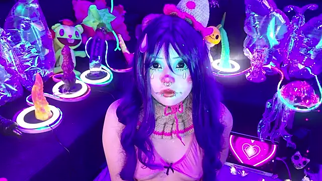 Snapshot of LaytonBox chatting on February 1, 2026, 2:04 pm LaytonBox online show from February 1, 2026, 2:04 pm